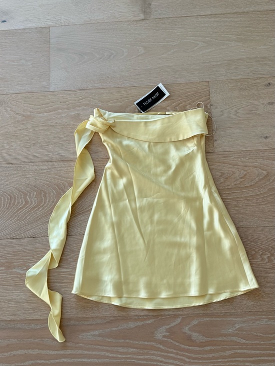 Tiger Mist Dresses & Skirts - Tiger Mist Rainey Mini Dress Yellow Satin One-Shoulder Tie Mini Dress size xs